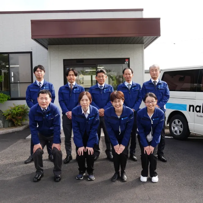社屋前での集合写真