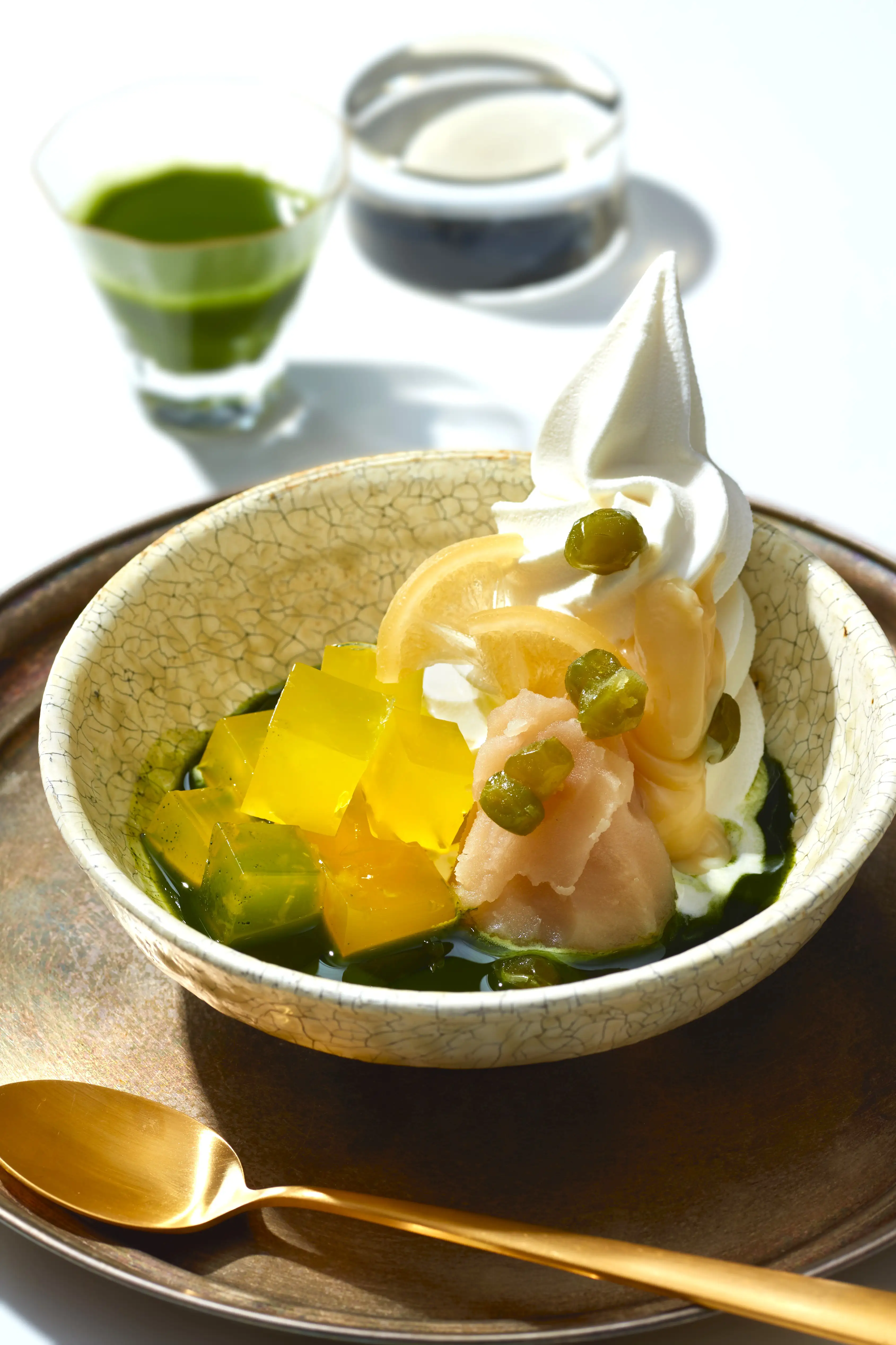 冷やし抹茶とレモン寒天のクリームあんみつ